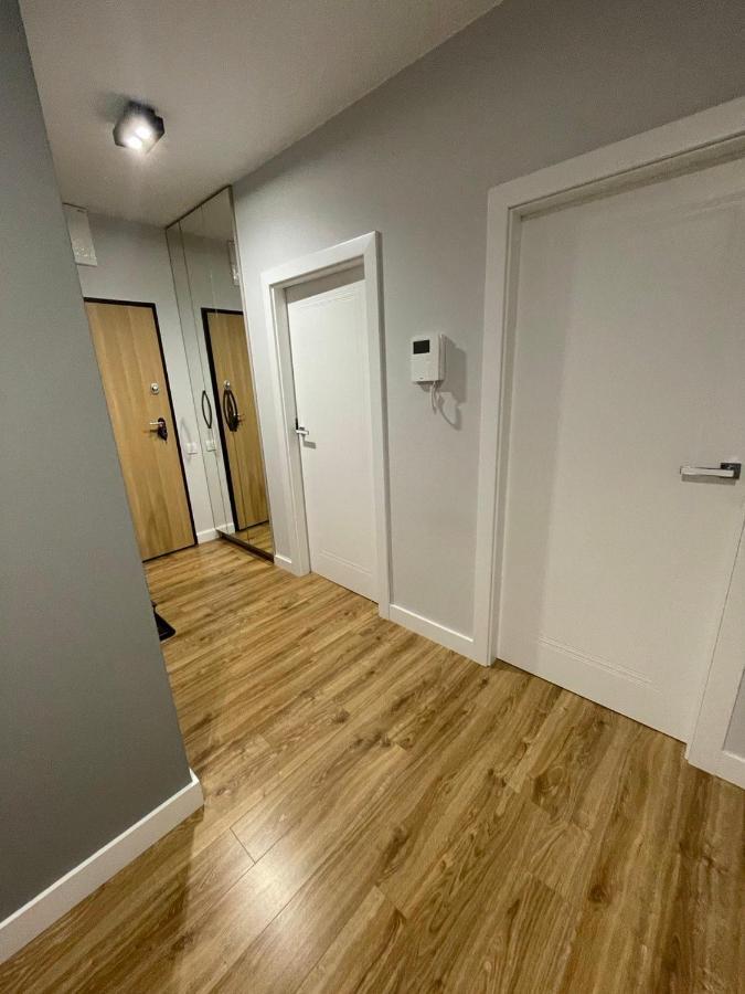 Fajny Apartament Z Parkingiem, Obok Metra. Varsóvia Exterior foto