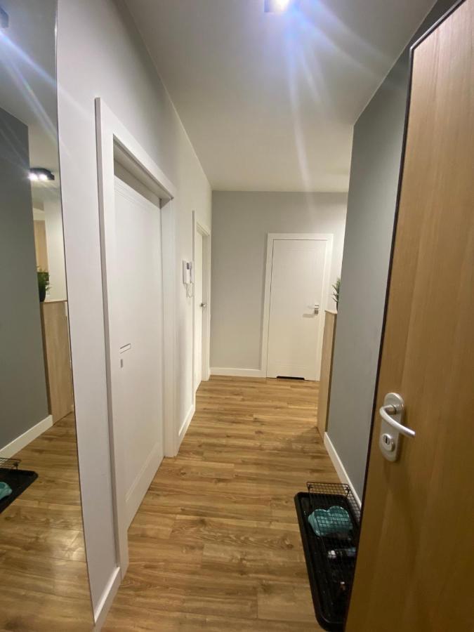 Fajny Apartament Z Parkingiem, Obok Metra. Varsóvia Exterior foto