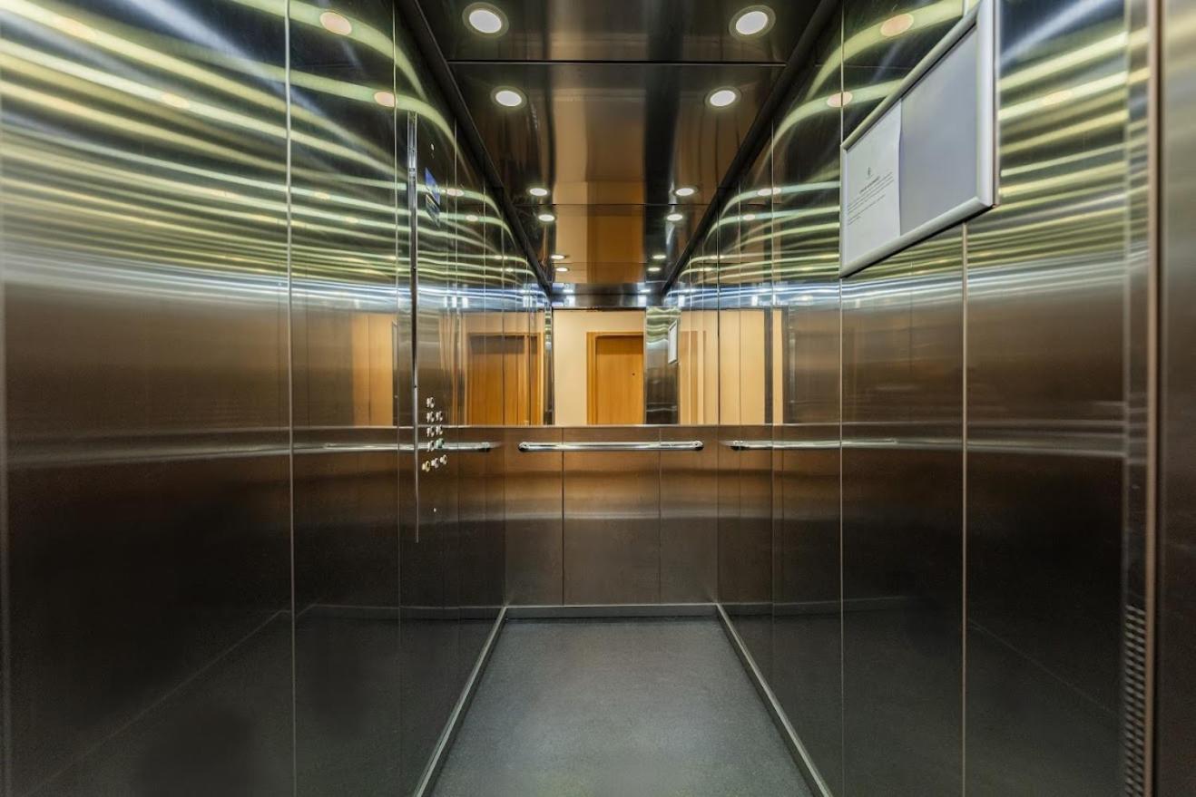 Fajny Apartament Z Parkingiem, Obok Metra. Varsóvia Exterior foto