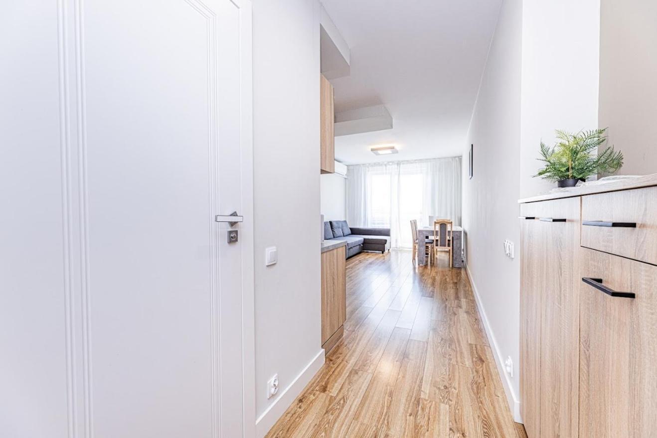 Fajny Apartament Z Parkingiem, Obok Metra. Varsóvia Exterior foto