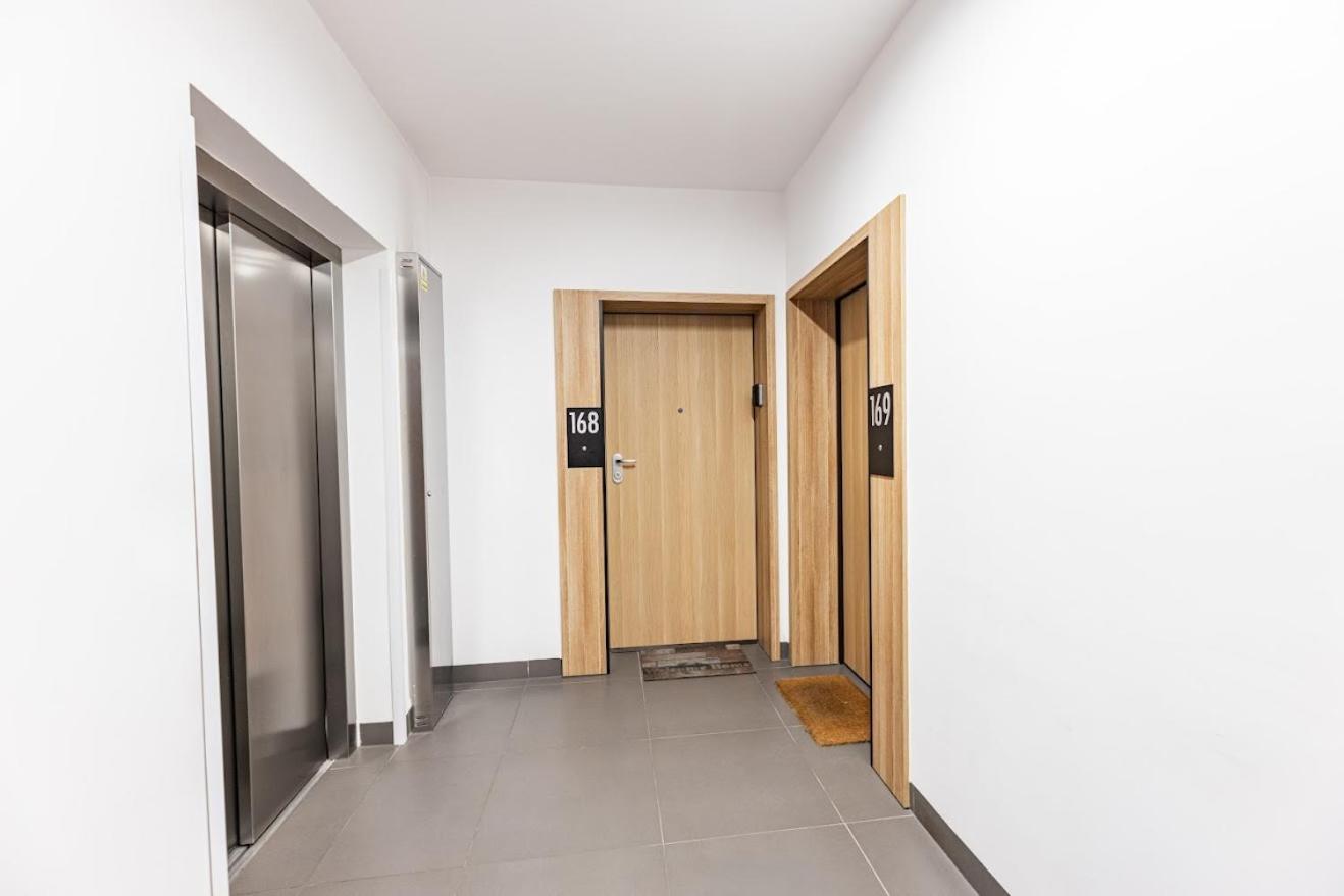 Fajny Apartament Z Parkingiem, Obok Metra. Varsóvia Exterior foto
