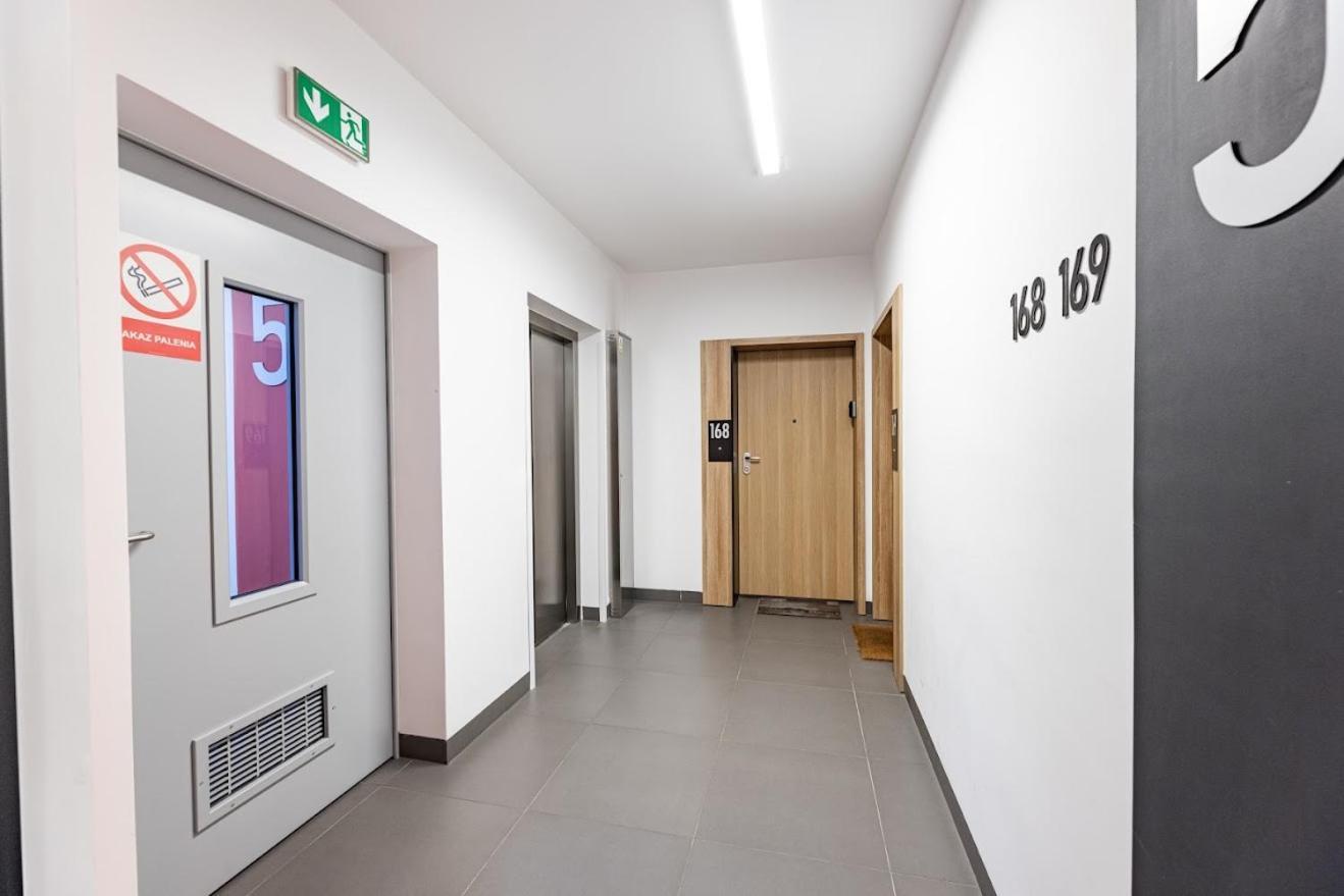 Fajny Apartament Z Parkingiem, Obok Metra. Varsóvia Exterior foto