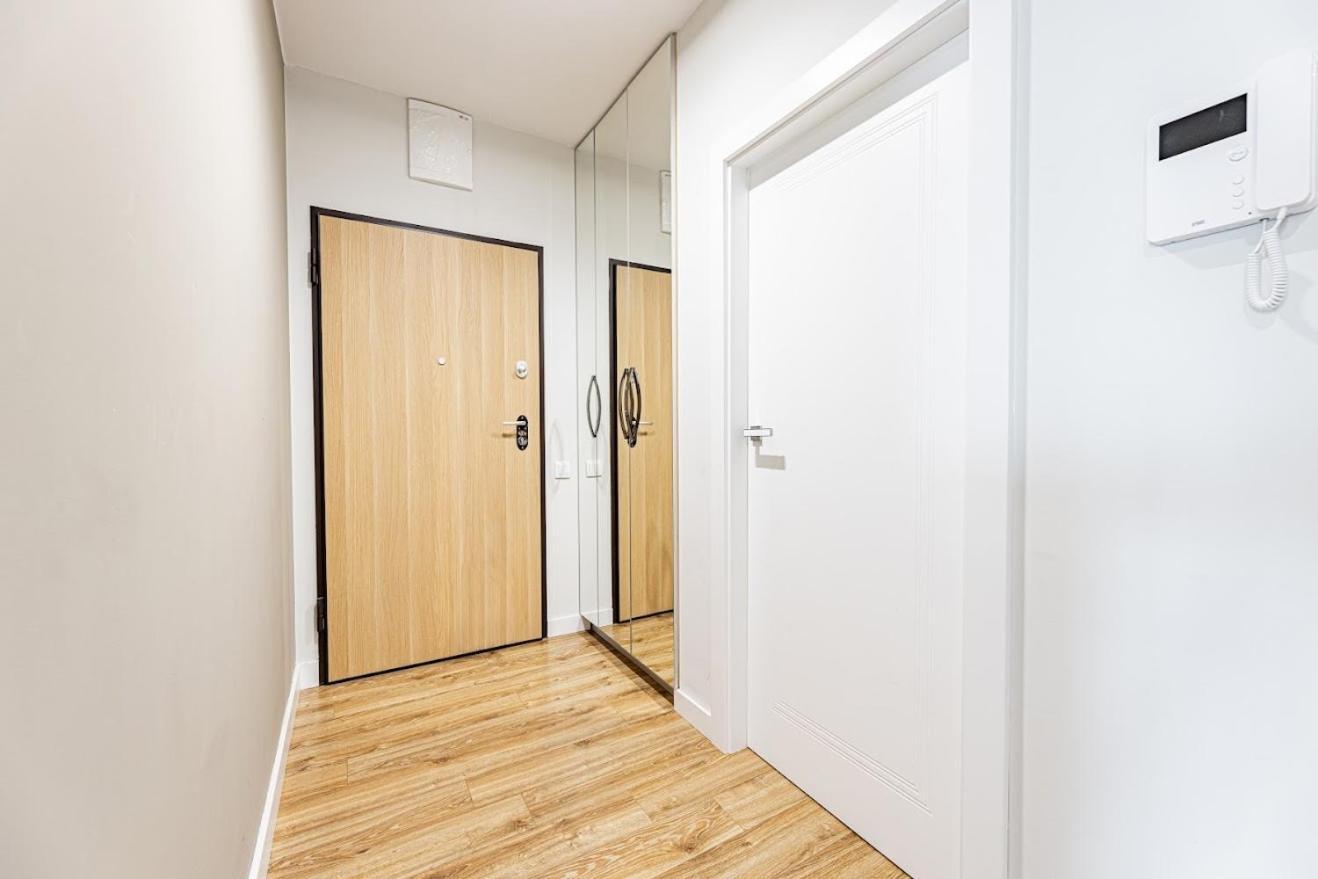 Fajny Apartament Z Parkingiem, Obok Metra. Varsóvia Exterior foto